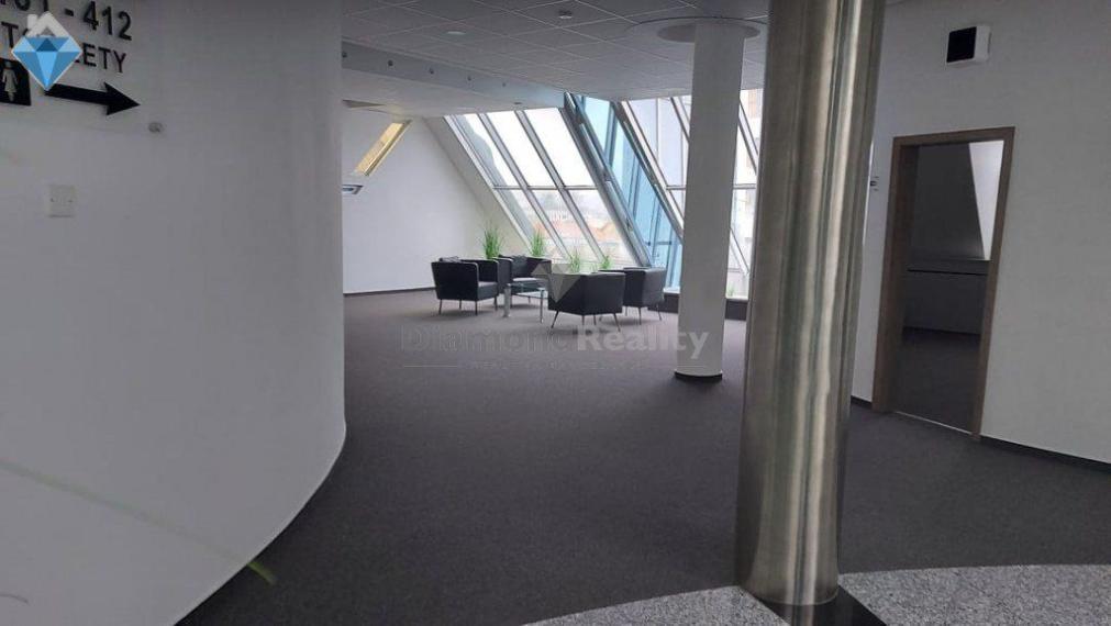 Na prenájom kancelárske priestory v centre mesta s veľkým parkoviskom aj  s garážovým státím