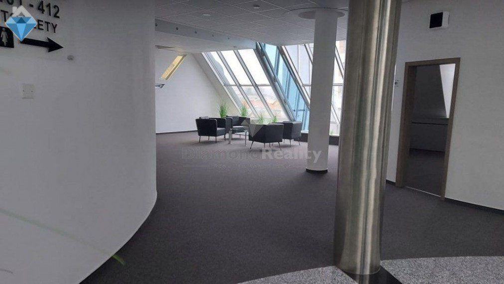 Na prenájom kancelárske priestory v centre mesta s veľkým parkoviskom aj garážové státie   ,