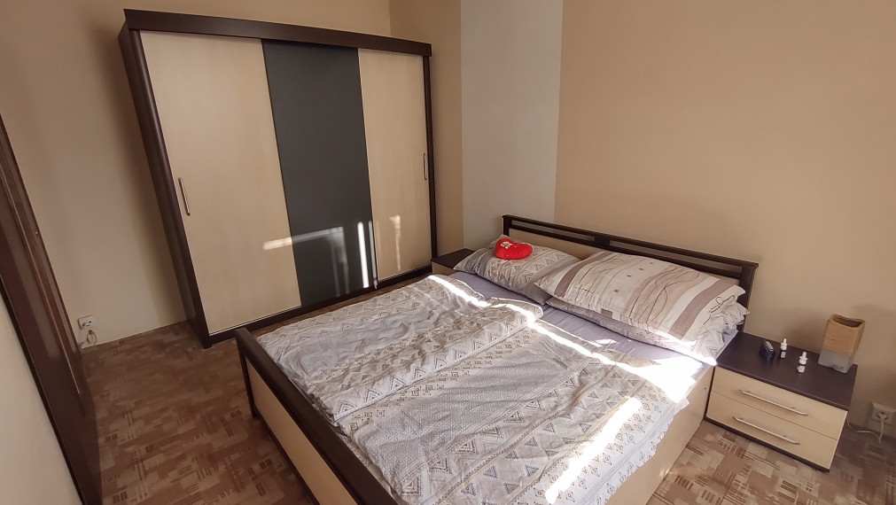 Na prenájom: Priestranný 2-izbový byt vo Vrábľoch – blízko centra, s lodžiou