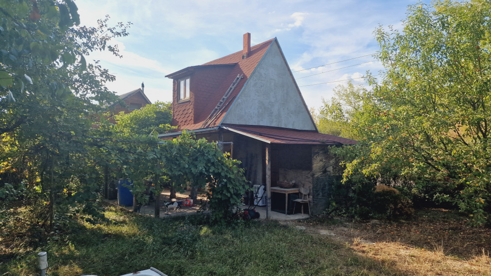 Na predaj záhrada s chatkou v peknej lokalite, Kokšov - Bakša pri jazere s mólom