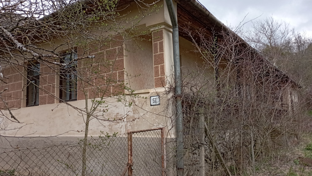 Ponúkam na predaj starší rodinný dom s veľkým pozemkom Hrušov