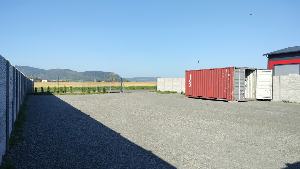 Na prenájom spevnená plocha