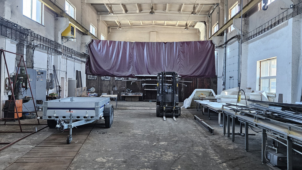 Na prenájom výrobná hala s žeriavom a montážnou jamou