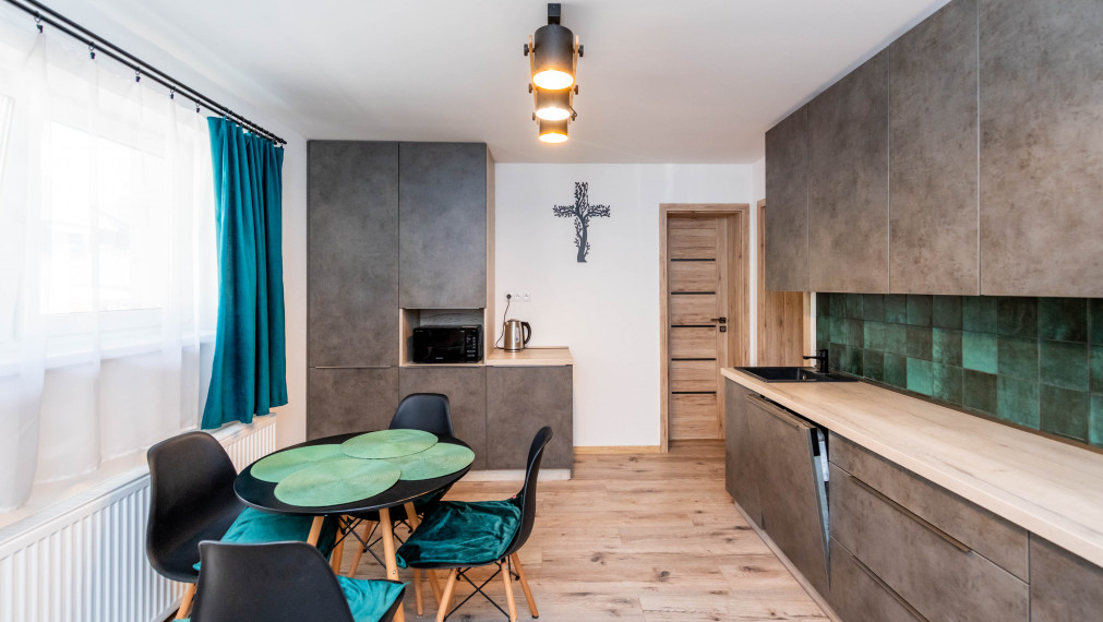 Na predaj dvojpodlažný RD po modernej rekonštrukcii, veľký pozemok (2588m2), obec Ruskov - KE okolie.