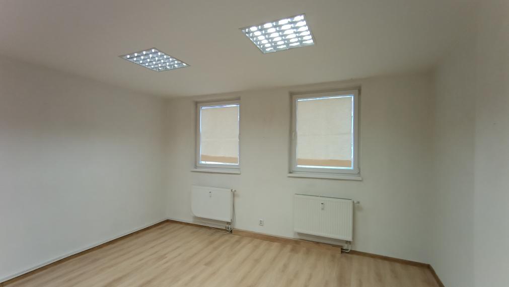 Na prenájom kancelária v centre Nitry, parkovanie v Mlynoch