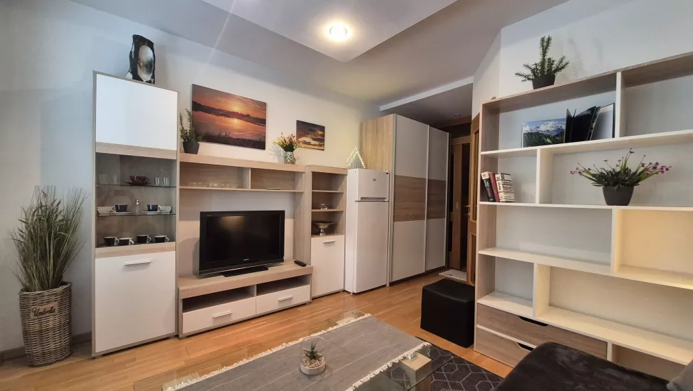 Na prenájom zariadená garsónka, balkón, Štefánikova, Senica.