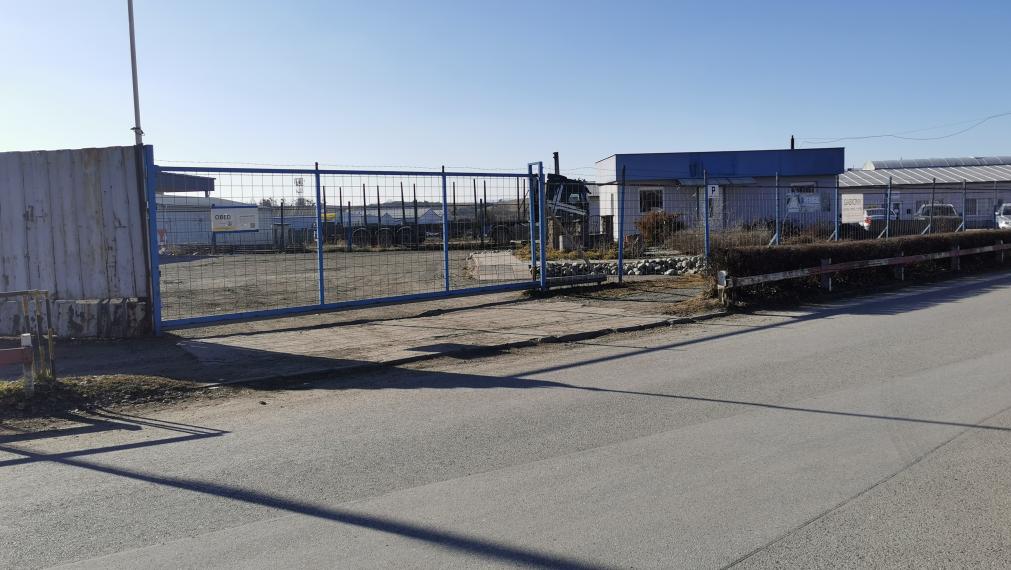 Na  prenájom spevnená plocha