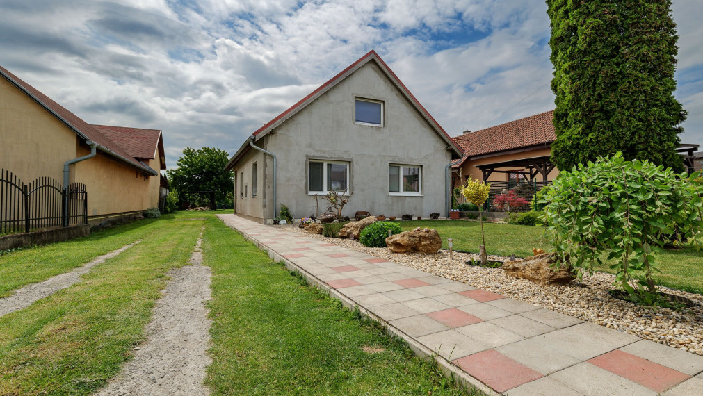 Ponúka na predaj RD Valaliky