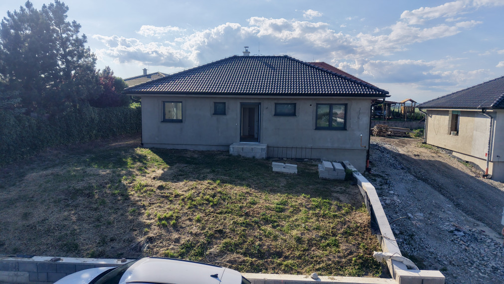 Dokončená 4-izbová tehlová novostavba v obci Svätoplukovo – bývanie, ktoré si zamilujete!