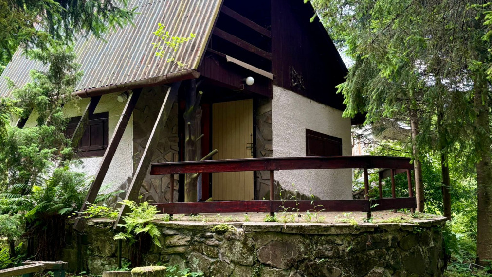 Na predaj murovaná chata v prírode s veľkým pozemkom (1647m2), obec Kokošovce – blízko rekr. oblasti Sigord, okres Prešov, vzdialená od Košíc 35km.