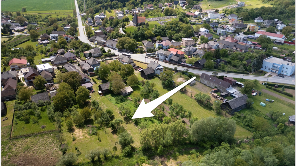 Rovinatý STAVEBNÝ pozemok v centre obce Drienovská Nová Ves