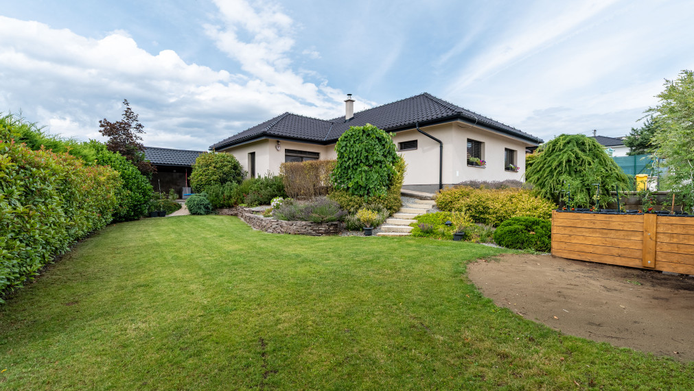 REZERVOVANÝ 4 IZBOVÁ TEHLOVÁ NOVOSTAVBA S UPRAVENÝM POZEMKOM