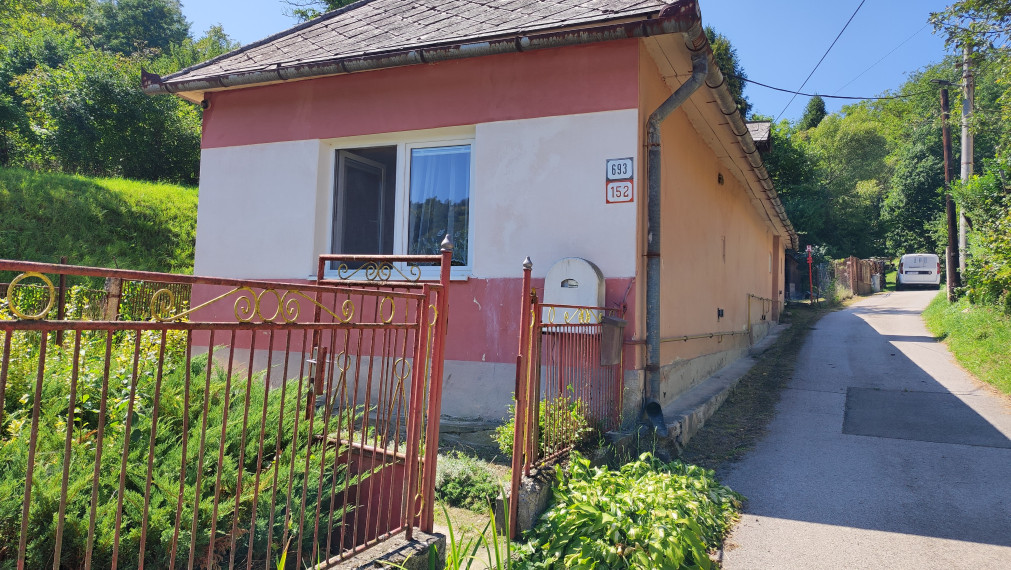 Predané - Na predaj rodinný dom v Medzeve – tichá slepá ulica pri lese, maximálne súkromie