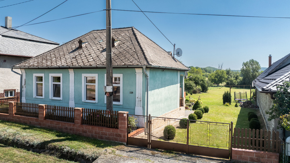 NA PREDAJ ÚTULNÝ RODINNÝ DOM S PRIESTRANNÝM POZEMKOM