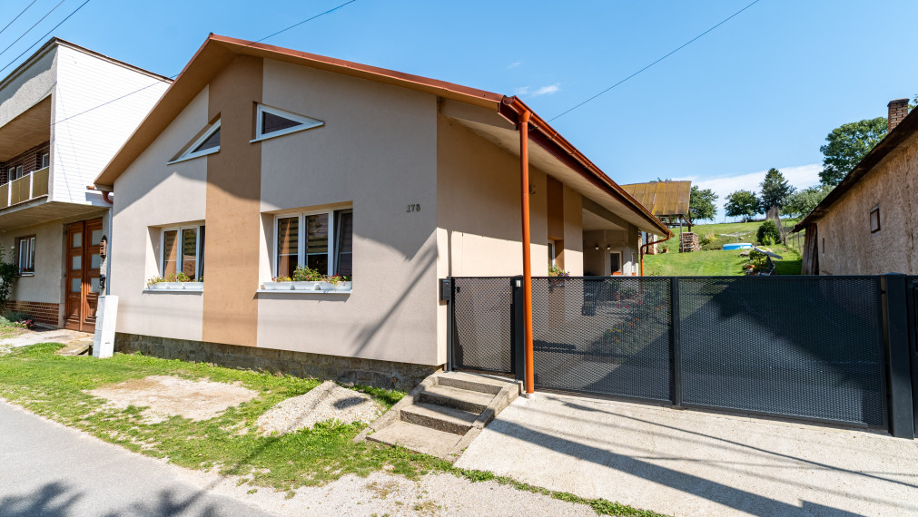 NA PREDAJ ZREKONŠTRUOVANÝ RODINNÝ DOM V NÁDHERNOM PROSTREDÍ | POZEMOK 1916m2 | VYŠNÝ MEDZEV