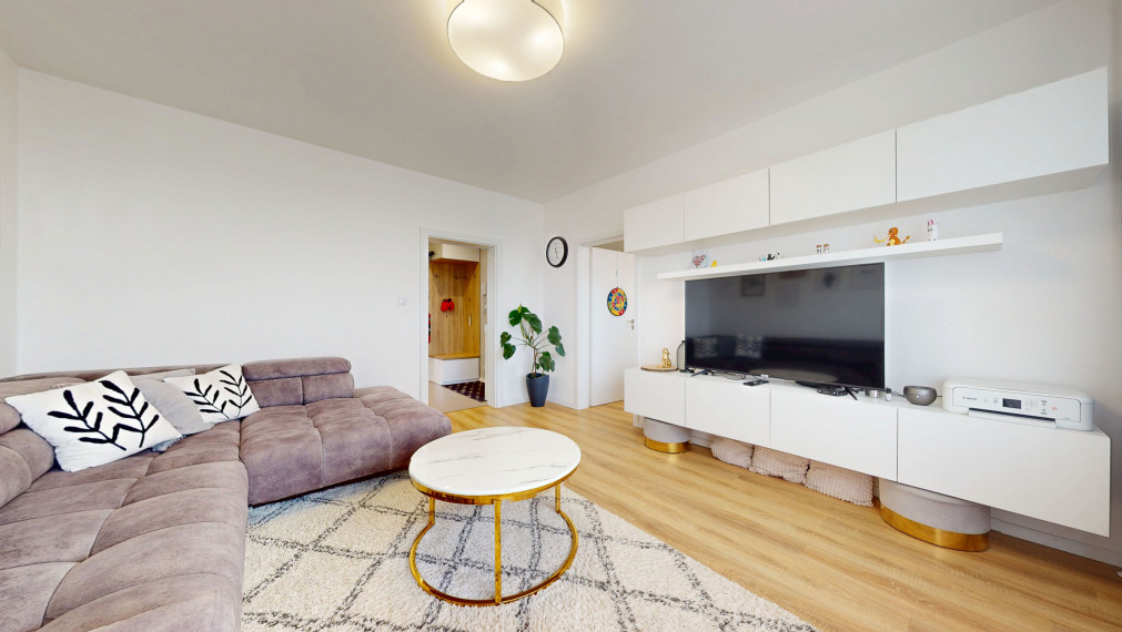 NA PREDAJ VEĽKÝ 4 IZBOVÝ BYT - 96 M2 - DVE LODŽIE, VIEDENSKÁ ULICA , SÍDLISKO ŤAHANOVCE