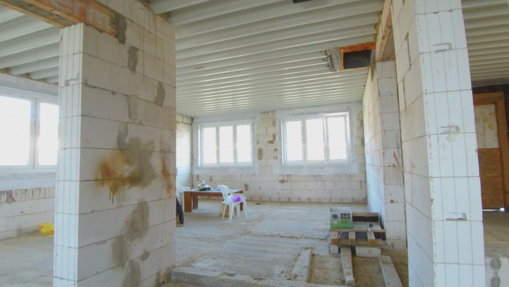 Rozostavaný veľký  dom s 10 a pozemkom tesne pri Košiciach