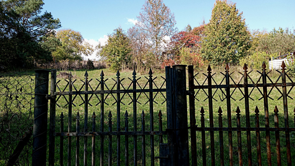 Veľký, stavebný, oplotený pozemok aj s vinicou v obci Janík