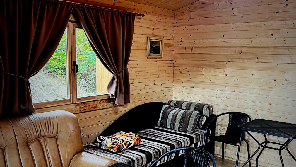 Zrub  s pozemkom v Slovinkách,  lesy, v zime sneh