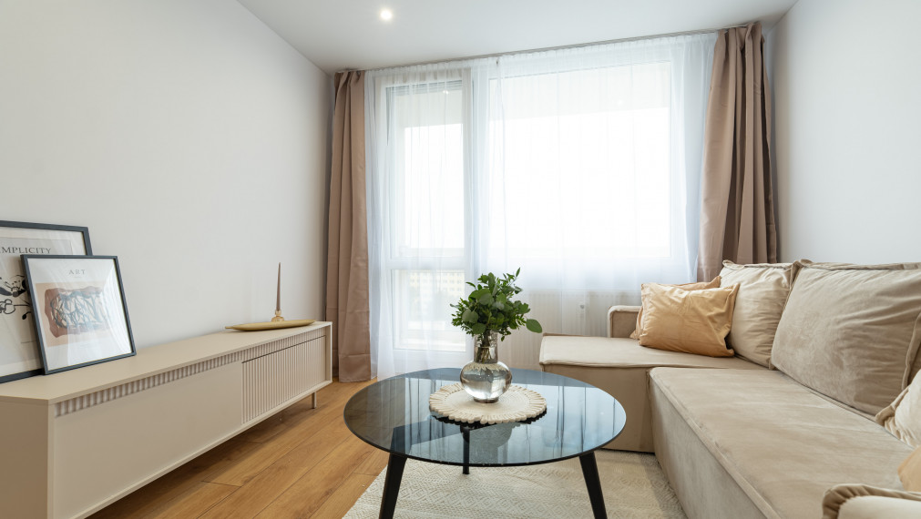 NA PREDAJ 2 IZBOVÝ BYT S LODŽIOU PO KOMPLETNEJ REKONŠTRUKCII NA ULICI JALTSKÁ, DARGOVSKÝCH HRDINOV (FURČA)