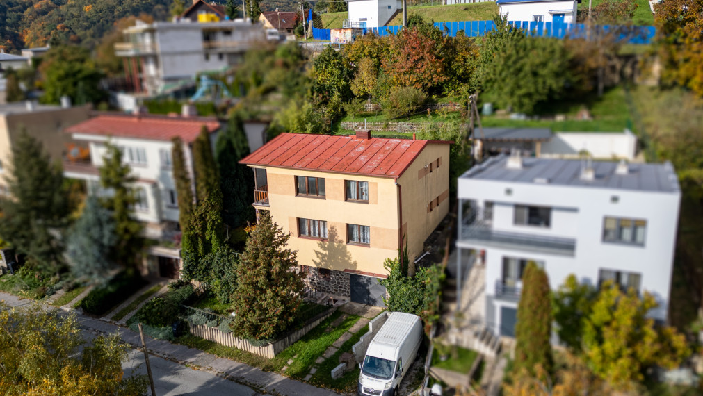 NA PREDAJ 6 IZBOVÝ RODINNÝ DOM S DVOMI BYTOVÝMI JEDNOTKAMI | PODHRADOVÁ | UL. VIHORLATSKÁ