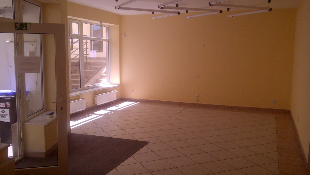 Na prenájom kancelária na pešej s výkladom za skvelú cenu Nitra