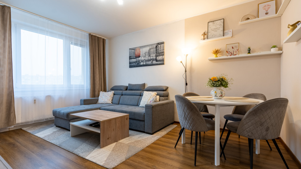 NA PREDAJ KRÁSNY 3 IZBOVÝ BYT S VÝHĽADOM NA MESTO | 64m2 + LOGGIA | POVSTANIA ČESKÉHO ĽUDU - DARGOVSKÝCH HRDINOV