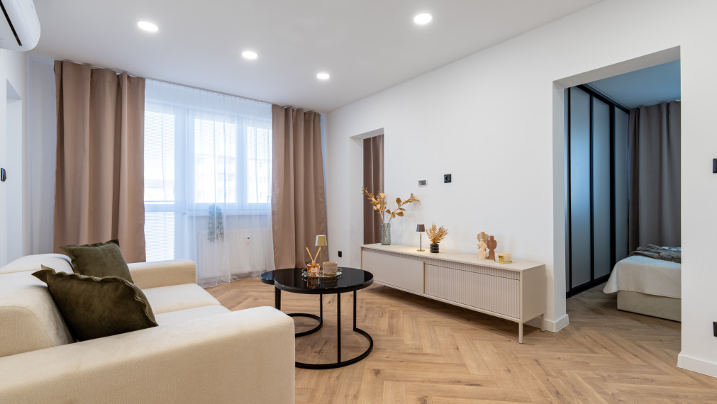 NA PREDAJ ZREKONŠTRUOVANÝ 4-IZBOVÝ BYT NA ULICI VÝSTAVBY, KOŠICE - ZÁPAD.