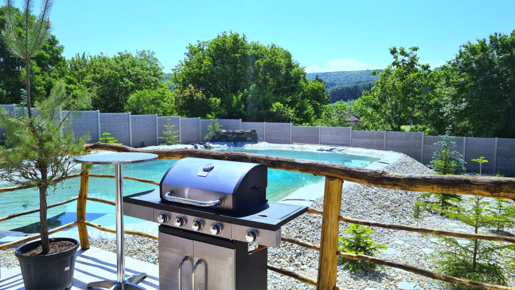 NA PREDAJ: Zabehnutá rekreačná chata v Podhájskej – výborná investícia