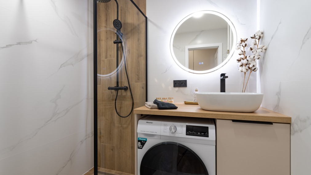 NA PREDAJ MENŠÍ 2 IZBOVÝ BYT PO KOMPLETNEJ REKONŠTRUKCII NA ULICI NÁMESTIE KOZMONAUTOV, (NAD JAZEROM)