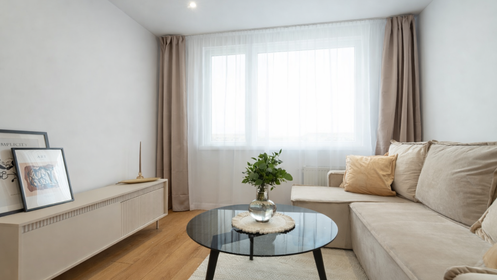 NA PREDAJ MENŠÍ 2 IZBOVÝ BYT PO KOMPLETNEJ REKONŠTRUKCII NA ULICI NÁMESTIE KOZMONAUTOV, (NAD JAZEROM)