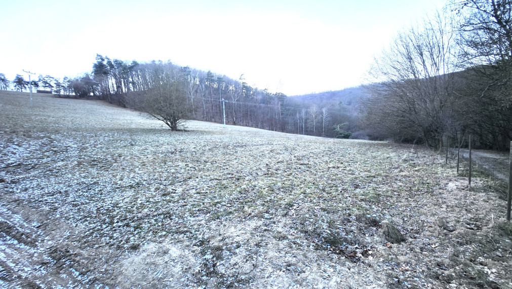 Veľkorysý rekreačný pozemok pod Obišovským hradom