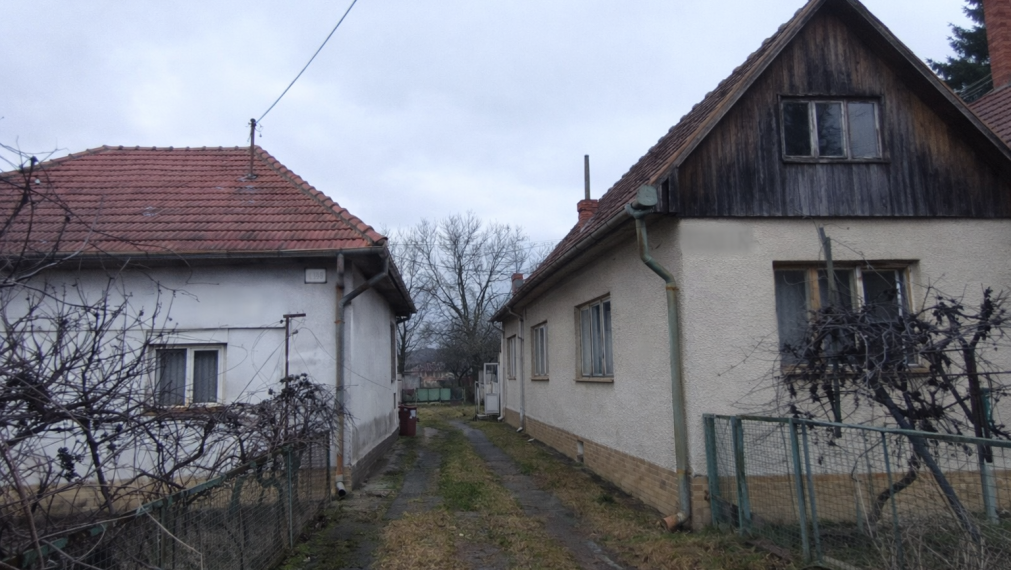 NA PREDAJ – DVA RODINNÉ DOMY NA POZEMKU 2 624 m², BÁDICE