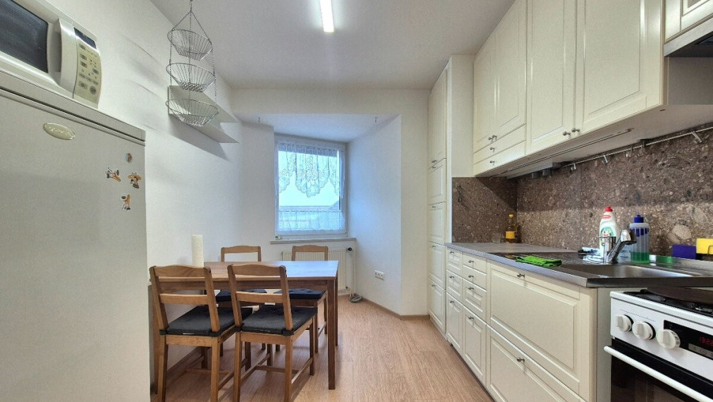 Na prenájom prerobený 2 izbový byt, balkón, Podhorská, Banka.