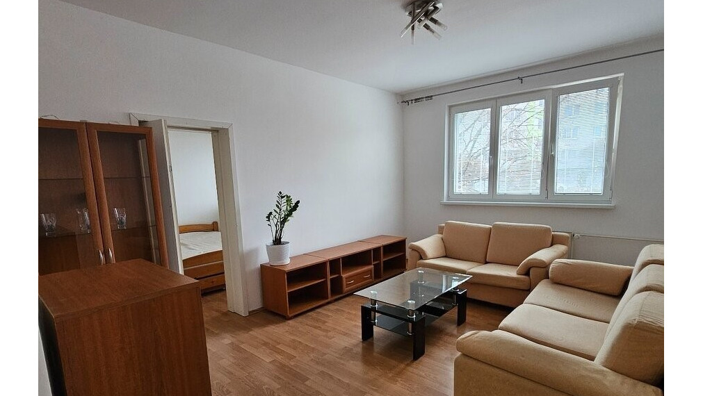 Na prenájom veľký 2 izbový byt, balkón, centrum, Hlohovec.