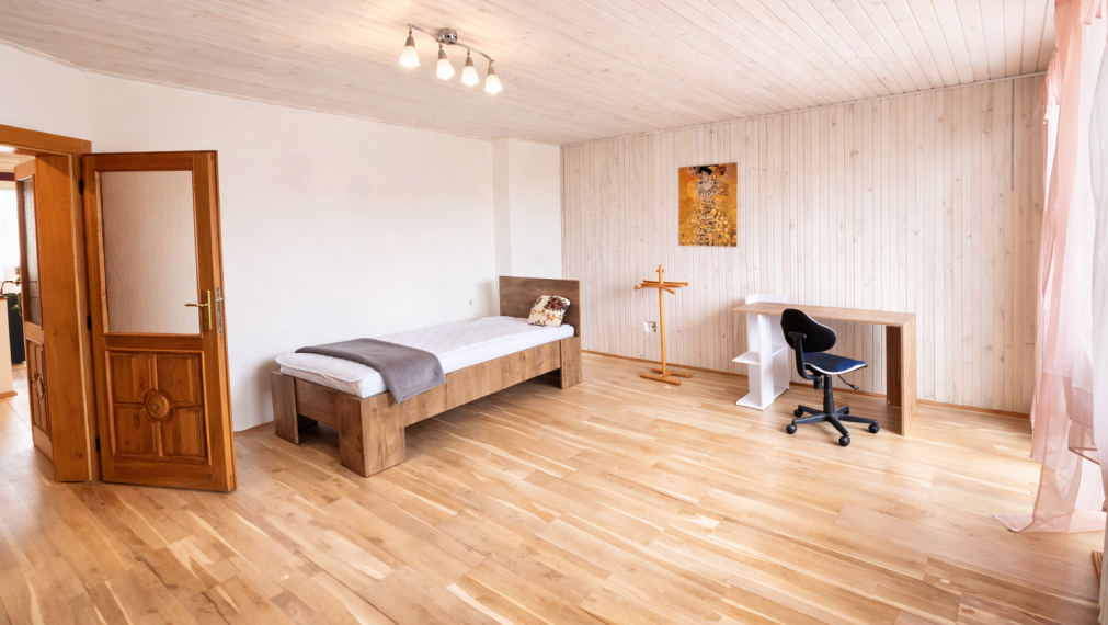 NA PRENÁJOM SAMOSTATNÁ IZBA S PRIESTRANNÝM BALKÓNOM V BYTOVEJ JEDNOTKE