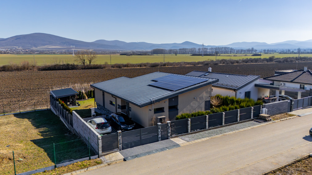 NÁDHERNÝ 4 IZBOVÝ BUNGALOV NABITÝ TECHNOLÓGIAMI | NOVÁ ŠTVRŤ OBCE GYŇOV | 742m2 POZEMOK