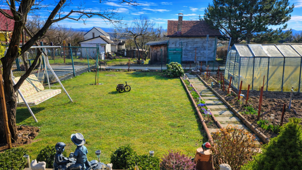 NA PREDAJ CELOROČNÁ 3-PODLAŽNÁ CHATA SO SAUNOU-ĽUDVÍKOV DVOR