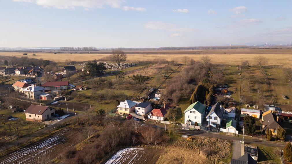 NA PREDAJ KRÁSNY 4 IZBOVÝ RODINNÝ DOM PRIPRAVENÝ NA NASŤAHOVANIE | OBEC GYŇOV