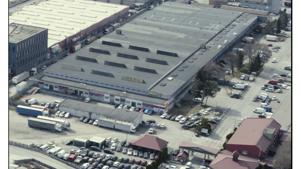 VÝROBNÉ HALY A SKLADY – PRENÁJOM SKLADOVÝCH A VÝROBNÝCH PRIESTOROV S KANCELÁRIAMI | 3 251 m² | TOP DOSTUPNOSŤ PRE KAMIÓNY