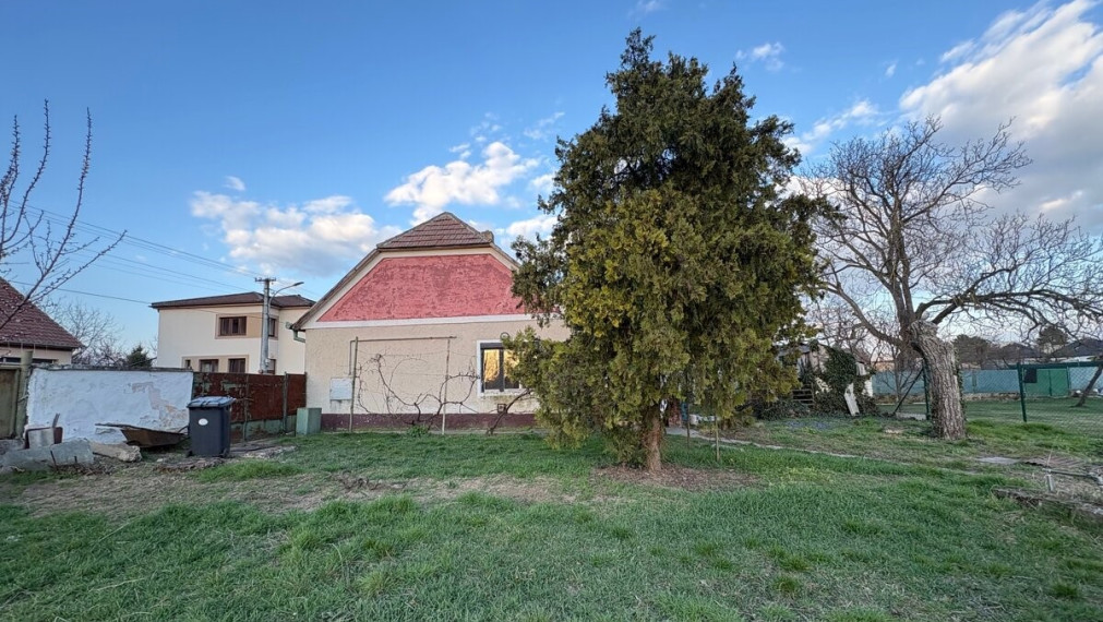 Na predaj rodinný dom so záhradou, blízo Trnavy, Malženice.