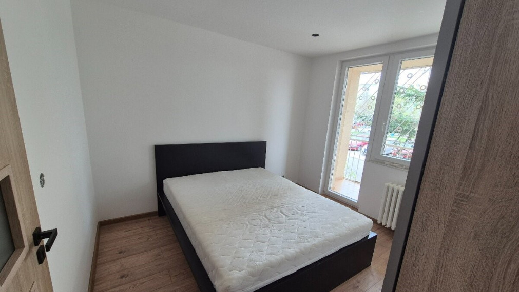 Na prenájom prerobený 2 izbový byt balkón, Sokolská, Senec.