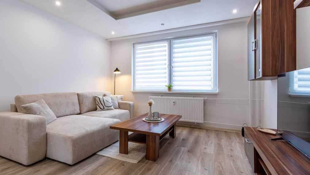 NA PRENÁJOM ZARIADENÝ A ZREKONŠTRUOVANÝ 2 IZBOVÝ BYT S LODŽIOU