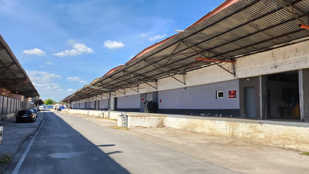 IDEÁLNY Sklad s kanceláriou a nakladacou rampou 631 m2 - E 23