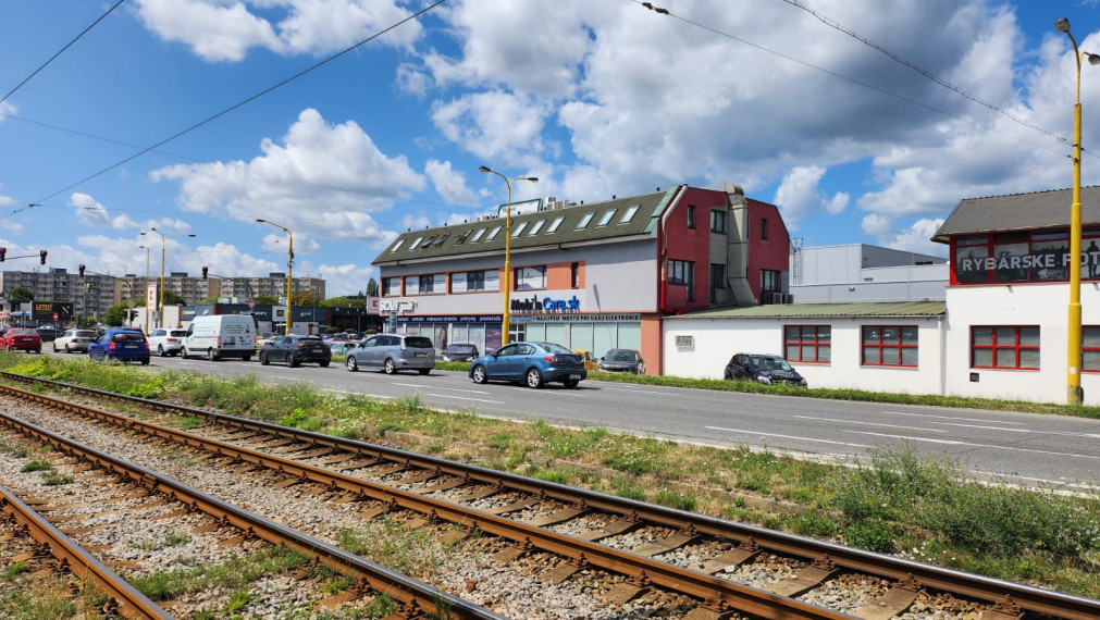 OBCHODNÝ PRIESTOR ÚSPEŠNÝCH - PRENÁJOM 270m2 oproti Hornbachu