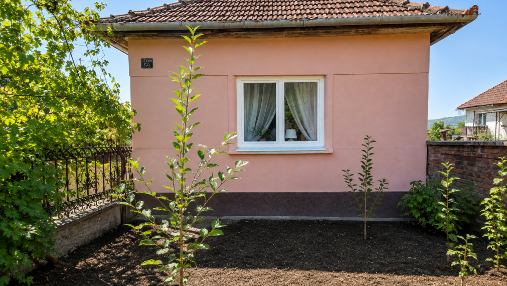 NA PREDAJ – GAZDOVSKÝ RODINNÝ DOM S VEĽKÝM POZEMKOM