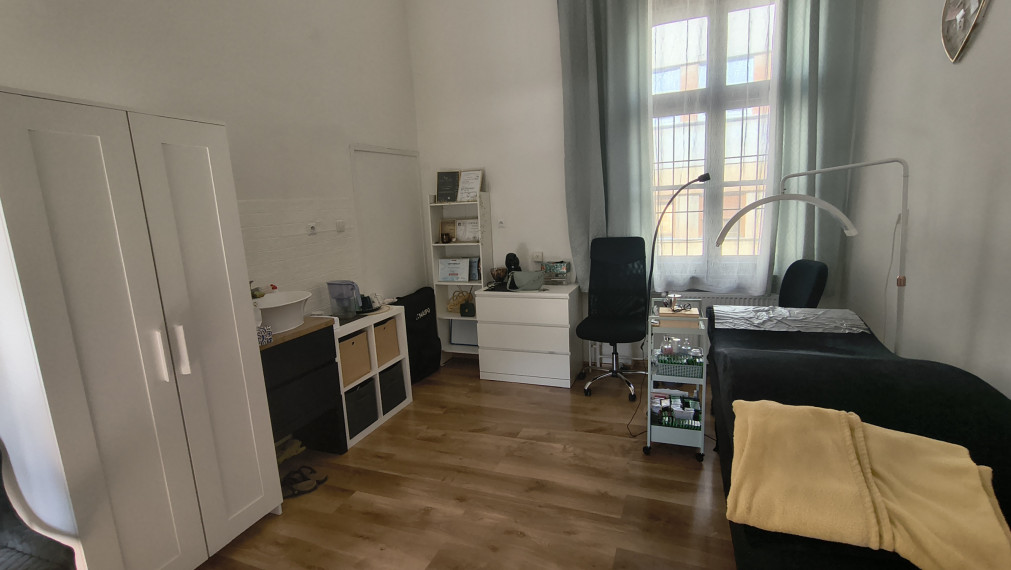 Na prenájom 27 m2 kancelária s umývadlom v centre mesta Farská ulica