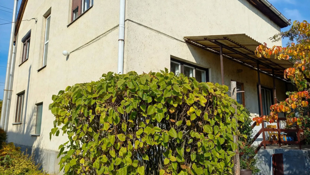 6-IZBOVÝ STARŠÍ RODINNÝ DOM S KRÁSNOU ZÁHRADOU – FORRÓ