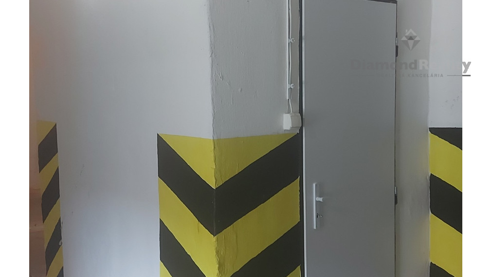 PRENÁJOM - Sklad s kanceláriou a nakladacou rampou 631 m2