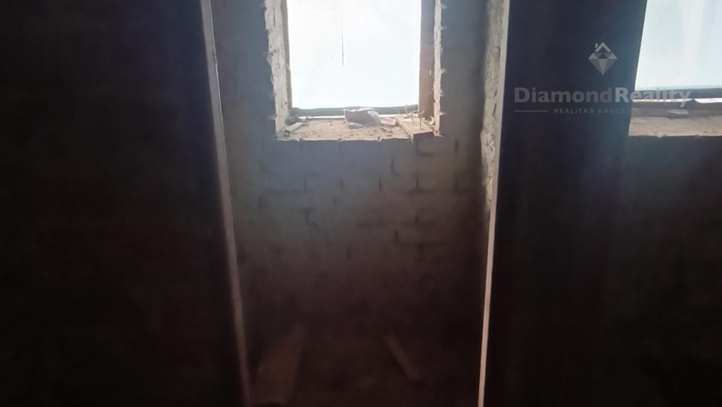 Na predaj 35 árový pozemok s vidieckym domom Mlyňany